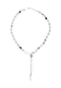 Collier en argent composé de maillons entrelacés en forme de losange. Le design comprend un style lariat avec un accent losange allongé.
