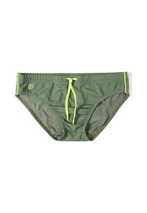 Slip de bain homme vert olive avec cordon jaune néon et bordure latérale, avec un petit patch logo sur le côté gauche.