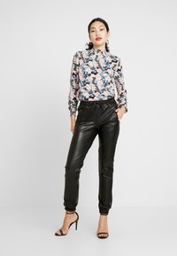 ONLY Tall ONLBIRGITTE TOPAS STRING PANT - Calças de fato de treino - black