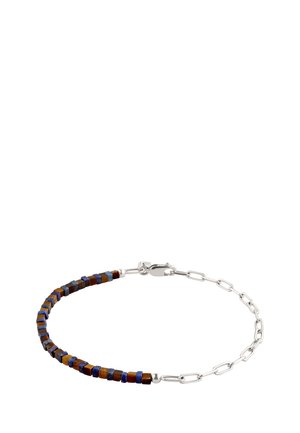 Bracelet chaîne en argent avec des perles carrées alternées en tons marron et bleu, équipé d'un fermoir mousqueton.