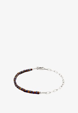 Silberarmband mit Kettengliedern und abwechselnd quadratischen Perlen in Braun- und Blautönen sowie einem Karabinerverschluss.