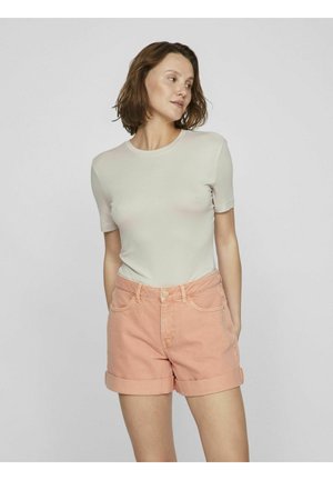 Helles graues, figurbetontes T-Shirt kombiniert mit pfirsichfarbenen, hochgekrempelten Denim-Shorts. Einfaches Design, kurze Ärmel, weicher Stoff und Standardknopfverschluss.