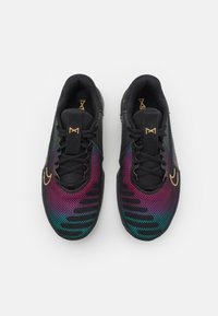 Sorte atletik sko med en tekstureret mesh-overdel, der har et gradientmønster fra lilla til teal. Guld accenter og sorte snørebånd fuldender designet.