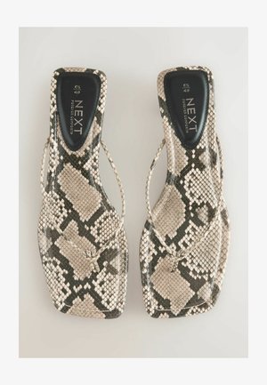 Twee platte sandalen met een beige en zwart slangenhuidpatroon. Ze hebben dunne banden en een vierkante teenvorm met een gevoerde voetbed.