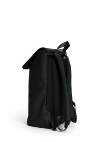 Schwarzer Rucksack mit glattem, wasserdichtem Äußeren, verstellbaren Trägern, gerolltem Deckel und einer seitlichen Reißverschlusstasche für zusätzlichen Stauraum.