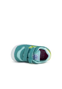 Zapatillas infantiles en color turquesa, confeccionadas con materiales de malla y ante, que cuentan con correas de velcro, una suela de goma blanca y detalles en amarillo.