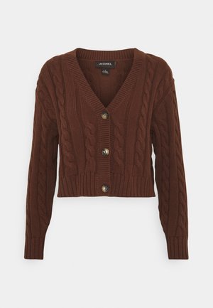 Brun, kort cardigan med flätad design, V-ringning och tre stora knappar på framsidan. Ribbad nederkant och ärmslut.
