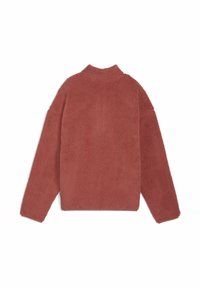 Pullover in pile color ruggine, caratterizzato da un colletto alto, maniche lunghe e materiale morbido e tessurizzato. Design semplice senza chiusure visibili.