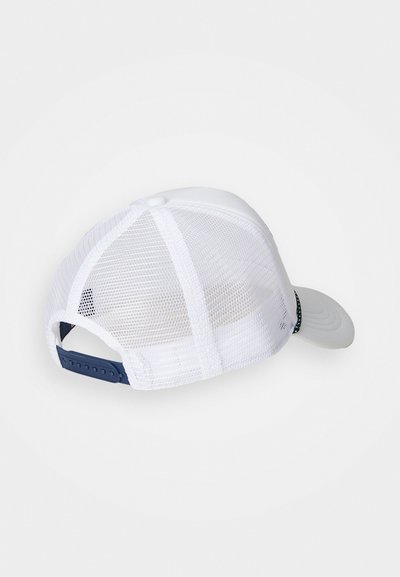 Casquette de camionneur blanche en maille avec une visière courbée, fermeture à pression réglable, et accents contrastants bleu marine le long de la visière et de la fermeture.