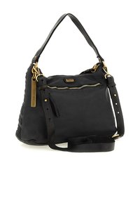 Borsa a tracolla in pelle nera con tasca con zip dorata, tracolla regolabile e manico superiore su sfondo bianco.