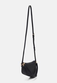 Borsa a tracolla piccola nera in pelle con tracolla regolabile e accessori in metallo dorato, esposta su uno sfondo bianco semplice.