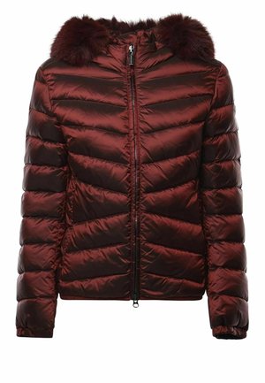 Doudoune bordeaux avec matelassage horizontal, fermeture éclair intégrale à l'avant et bordure en fourrure foncée autour de la capuche.
