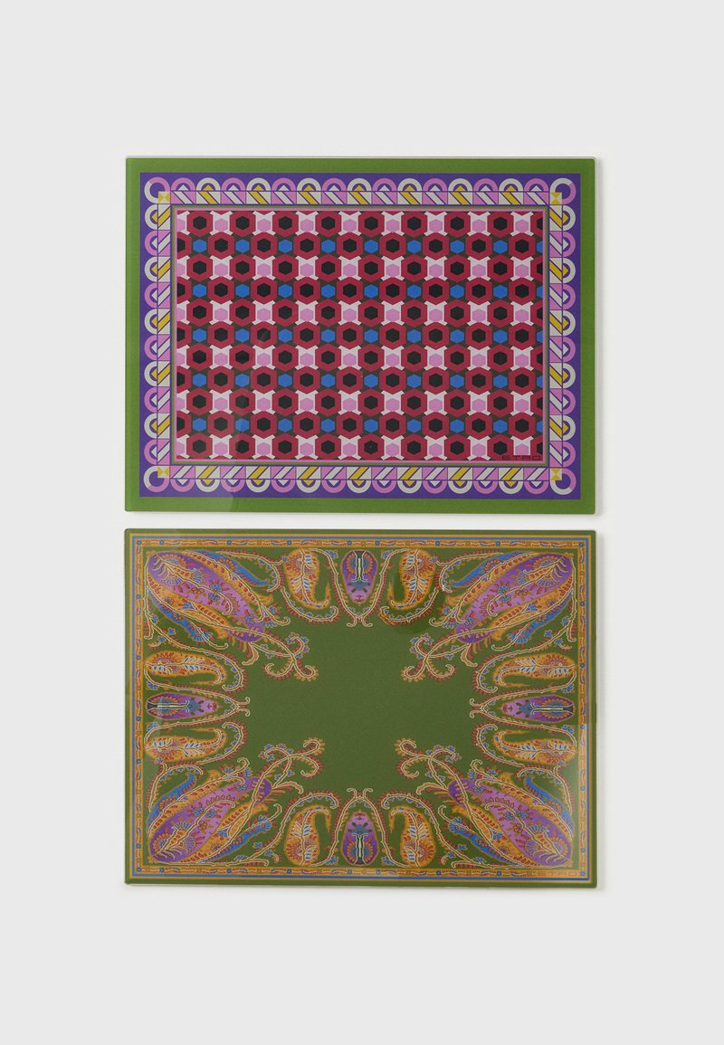 Deux foulards rectangulaires avec des motifs complexes ; celui du haut présente des hexagones géométriques en rouge, rose, bleu, violet et une bordure verte, celui du bas a un fond vert avec des motifs cachemires ornés.