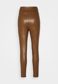 Leggings in finta pelle marrone con vita alta, caratterizzati da una textura liscia e un design aderente che si restringe fino alle caviglie.
