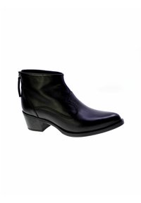 Stivaletto in pelle nera con punta affusolata e tacco a blocco basso. Presenta dettagli delle cuciture e una cerniera sul retro per una facile calzata.