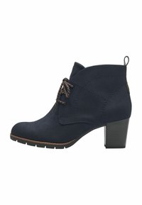 Bottine en nubuck marine avec un bout arrondi, semelle plate et un talon bloc de 6,5 cm. Présente des lacets contrastants et des détails cousus.