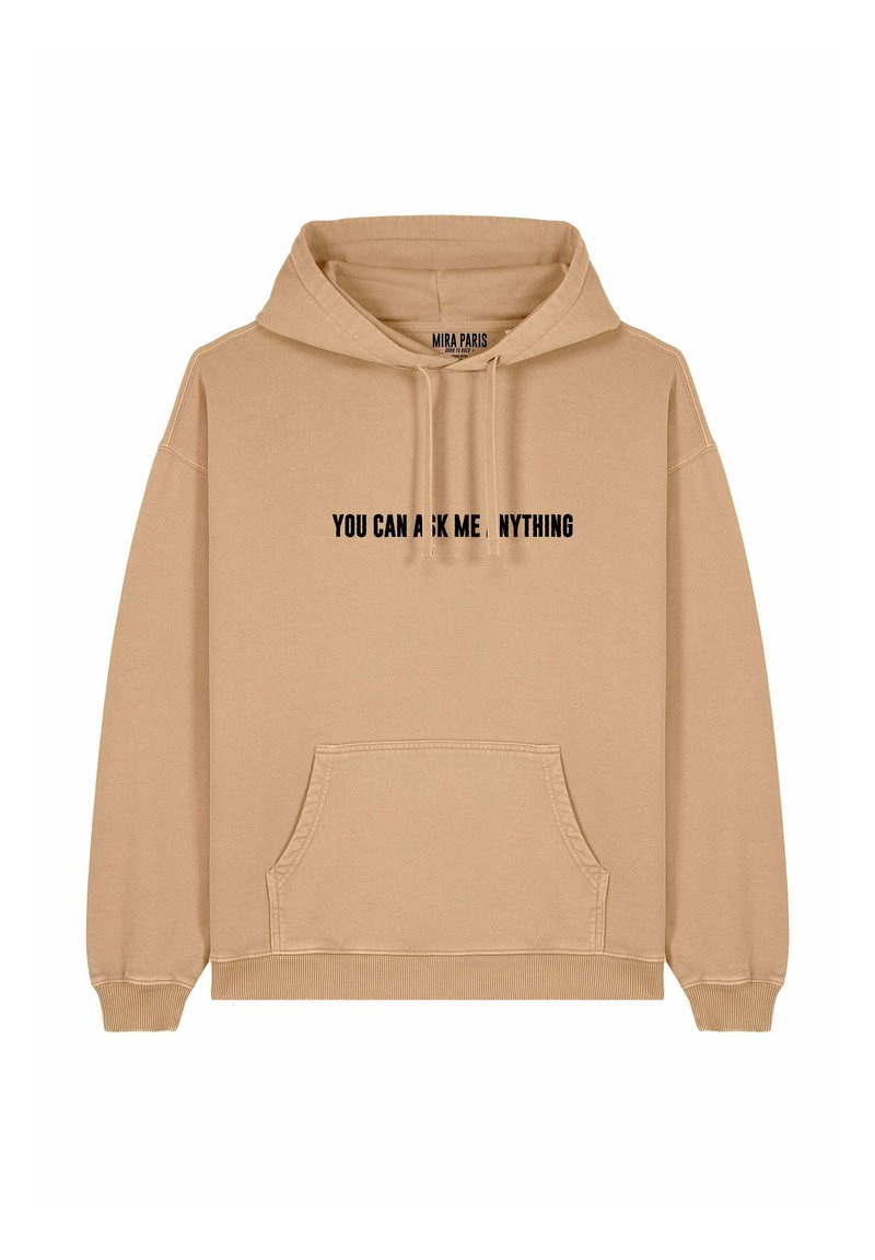Felpa beige con tasca anteriore, cappuccio con cordino e la scritta "PUOI CHIEDERMI QUALSIASI COSA" in nero centrata sul petto. Materiale in cotone.
