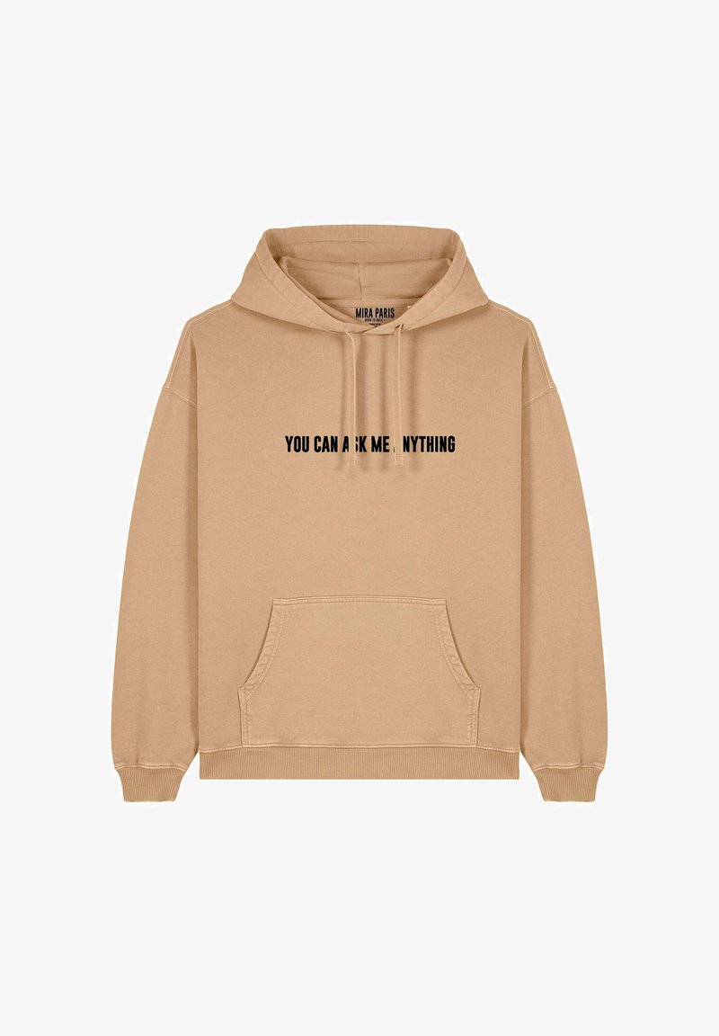 Hoodie beige avec une poche frontale, capuche à cordon, et le texte "VOUS POUVEZ ME DEMANDER N'IMPORTE QUOI" en noir centré sur la poitrine. Matériau en coton.