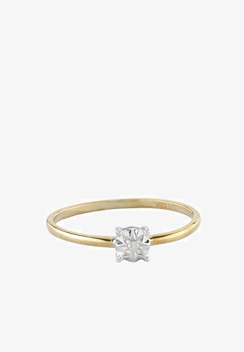 Zlat prstan s polirano tanko obrobo in srebrnim prstanom nastavljenim dragim kamnom, ki ima geometrijski vzorec v središču.