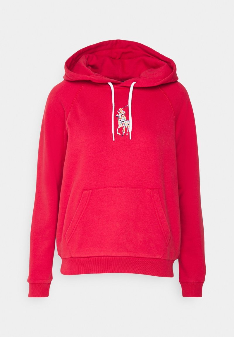 Sweat à capuche rouge avec cordons blancs et un logo joueur de polo géométrique multicolore au centre de la poitrine, poche kangourou devant et poignets côtelés.