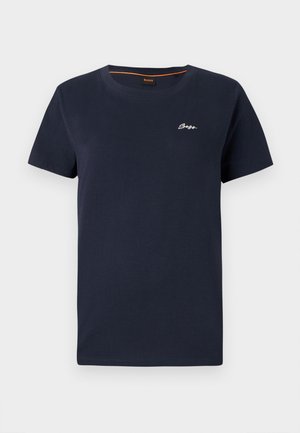 Marinblå bomullströja med rund hals och korta ärmar. Har en vit "BOSS"-logotyp broderad på vänster bröst.