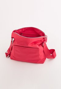 Rød nylon taske med lynlås på toppen, justerbar rem og forlommer. Glat tekstur og et minimalistisk design med plads til meget indhold.