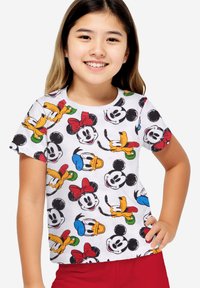 T-shirt in cotone a maniche corte con sfondo bianco e personaggi dei cartoni animati colorati, tra cui Topolino e Minnie, in pose diverse.