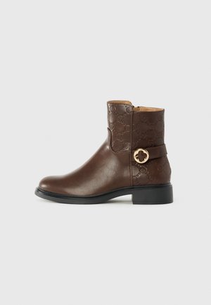 - Ankle boot