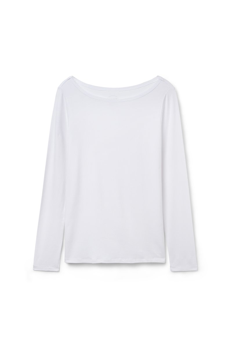 Langærmet hvid skjorte med vid halsudskæring, lavet af blødt stof. Glat tekstur, lige kant og ingen synlig hardware eller mønstre.