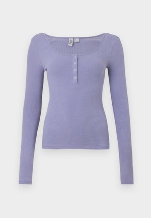 Blusa de manga longa canelada em lavanda clara, com decote arredondado e três botões frontais, apresentando uma silhueta ajustada e textura suave.