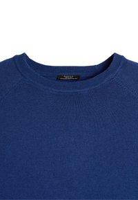 Niebieski sweter z dzianiny o okrągłym dekolcie i rękawach raglanowych, wykonany z miękkiego materiału o gładkiej teksturze i minimalnych detalach.