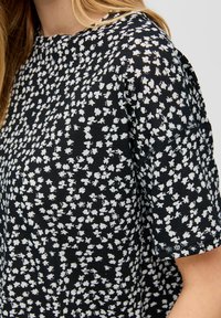 QS MIT ALL-OVER-PRINT - T-shirt imprimé - schwarz