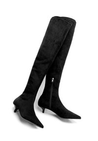 Czarne zamszowe kozaki za kolano, z ostrym noskiem, niskim obcasem typu kaczuszka oraz bocznym zamkiem ułatwiającym zakładanie. Gładka faktura bez wzorów.