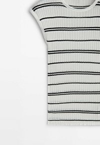 Haut sans manches blanc côtelé avec des rayures noires horizontales, présenté de face sur un fond blanc.