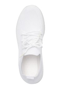 Baskets blanches avec une tige en maille respirante, embout arrondi, lacets plats blancs et semelle intérieure rembourrée. Semelle lisse et flexible avec des détails texturés.