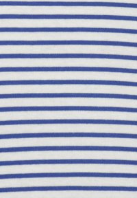 Gestreifter Stoff mit abwechselnd blauen und weißen horizontalen Streifen, glatte Textur, mittleres Gewicht, geeignet für Freizeitkleidung.