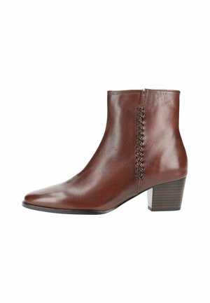 Bruine leren enkellaars met lage blokhak en decoratieve stiksel langs de zijkant, puntige neus en een gladde afwerking.