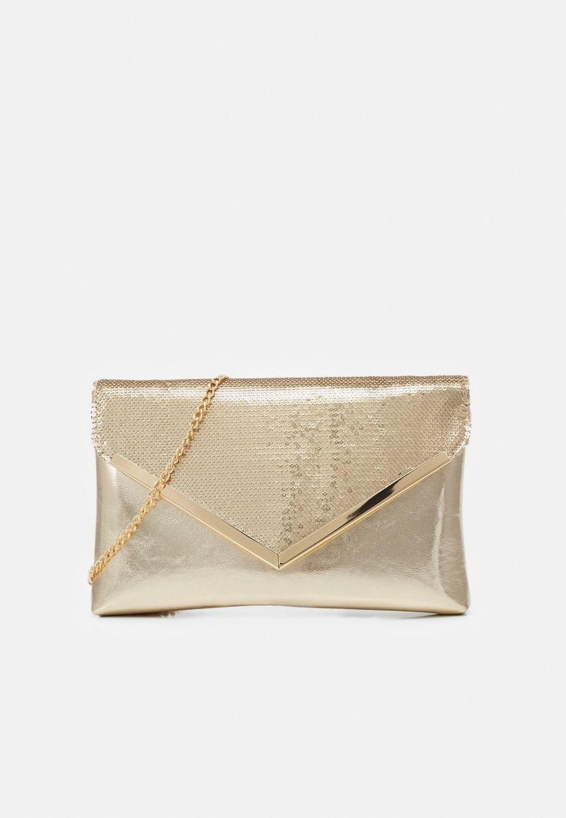 Pochette enveloppe dorée avec rabat en sequins, accent en métal doré en forme de V, et bandoulière chaîne dorée sur fond blanc.