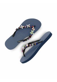 Tongs bleues avec un semelle texturée, des brides noires et une décoration colorée en perles avec des motifs floraux sur la partie entre les orteils.