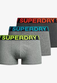 Tres pares de boxers para hombres en diferentes tonalidades de gris. Cada uno tiene una banda elástica diferente: negro con acentos rojos, azules y neones.