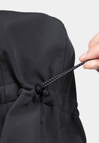 Czarny materiał o gładkiej fakturze z zamknięciem na sznurek i regulowanym zameczkiem. Szwy są wzmocnione dla większej trwałości.