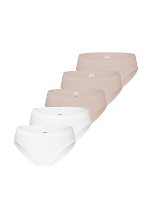 Vijf dames slips in beige en witte kleuren, gerangschikt in een verspringende rij, elk met een klein voorlabel.