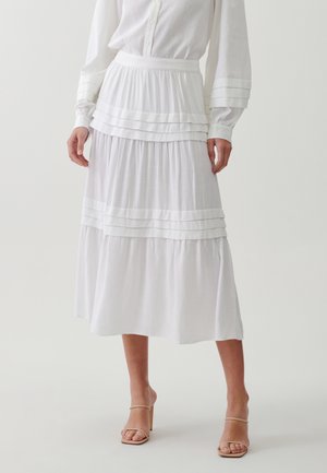 Witte, gelaagde midi-rok met horizontale plooien, gemaakt van lichtgewicht stof. Heeft een elastische tailleband en valt net onder de kuiten.