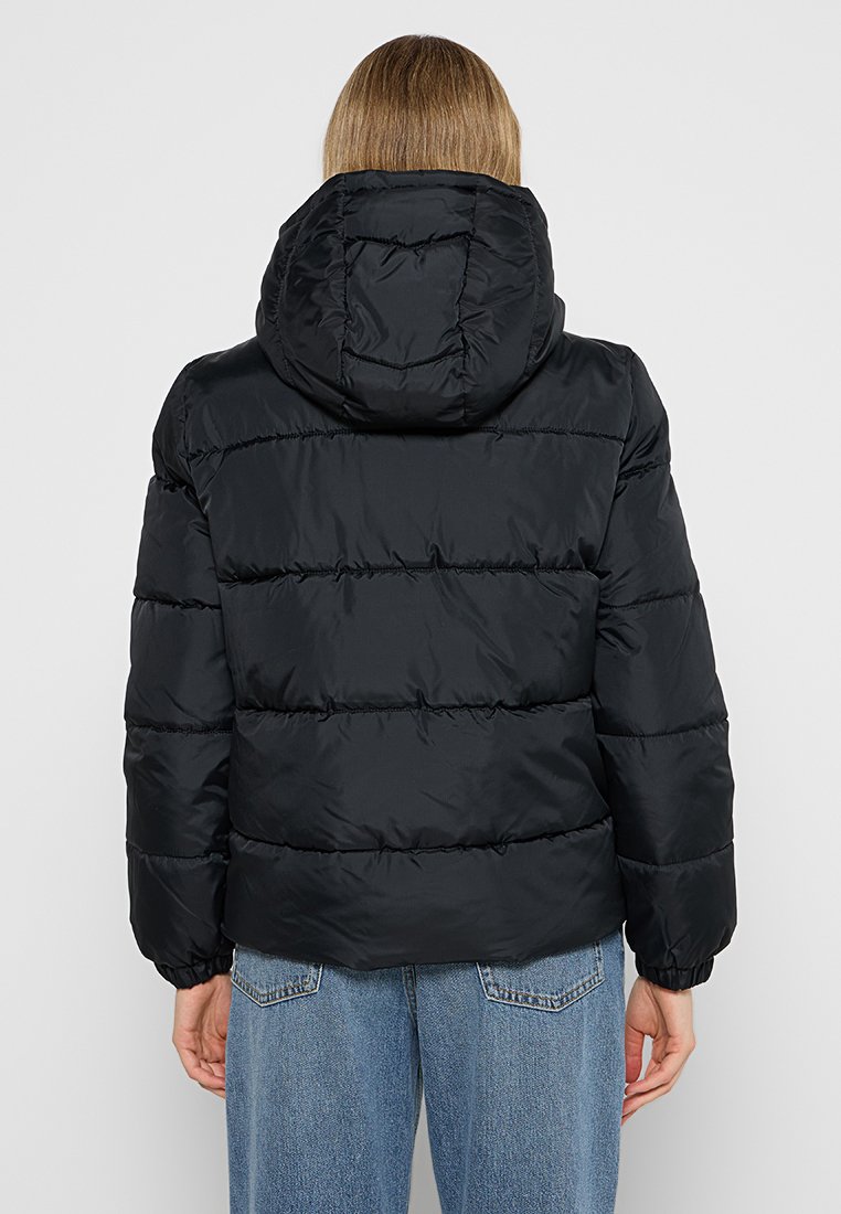 Schwarze Daunenjacke mit vertikalen Nähten, Kapuze und elastischen Bündchen, mit matter Oberfläche und lockerer Passform. Rückansicht angezeigt.