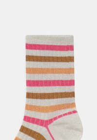 Meias listradas com uma base cinza claro, apresentando listras horizontais em rosa, castanho e laranja. Textura canelada com detalhes em fio metálico.