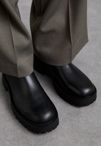 ASHER FLAT BOOTIE - Kotníkové boty na platformě - brown/black