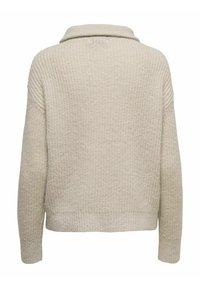 Pull en tricot beige avec un col rabattu et des épaules tombantes, présentant une finition texturée et une coupe décontractée et ample.