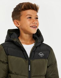 Polstret zip-up jakke med en sort overdel og olivengrøn underdel. Har en hætte og et logo patch på brystet.