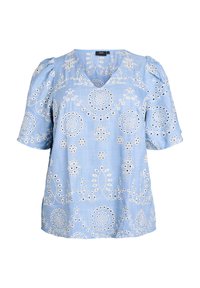 Blusa azzurro chiaro a maniche corte con scollo a V, caratterizzata da motivi floreali e circolari ricamati in bianco.