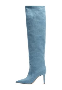 Wysokie botki damskie w jasnoniebieskim dżinsie z wyraźnym noskiem i smukłym wysokim obcasem na białym tle.